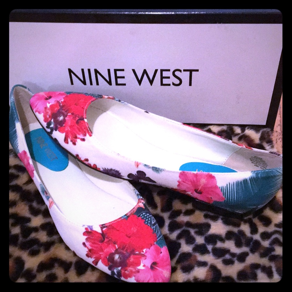 NINE WEST garden patterned flats!!